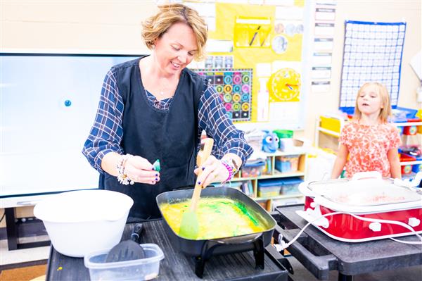 Students learning about Green Eggs and Ham and how to make them. 
